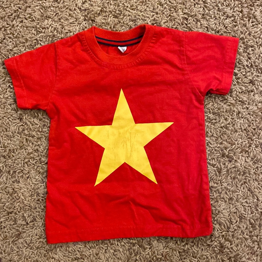 Red shirt with yellow star tshirt size 2 - Picture 1 of 2
